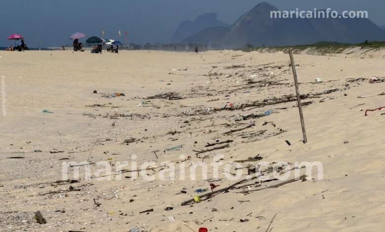 Lixo toma conta da Praia da Barra de Maricá na véspera do Carnaval 16 Lixo toma conta da Praia da Barra de Marica na vespera do Carnaval