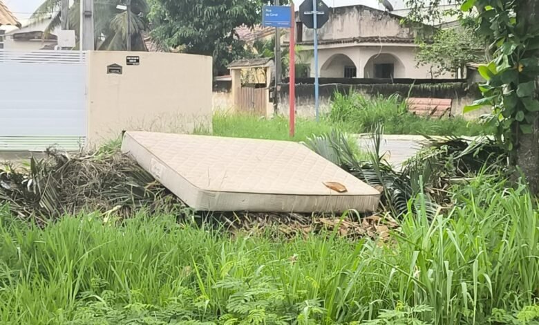 Maricá: Moradores pedem providências após descarte de lixo em canal no Manu Manuela 9 WhatsApp Image 2026 02 09 at 15.58.17