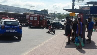 Acidente entre carro e moto provoca congestionamento na entrada de Sao Jose
