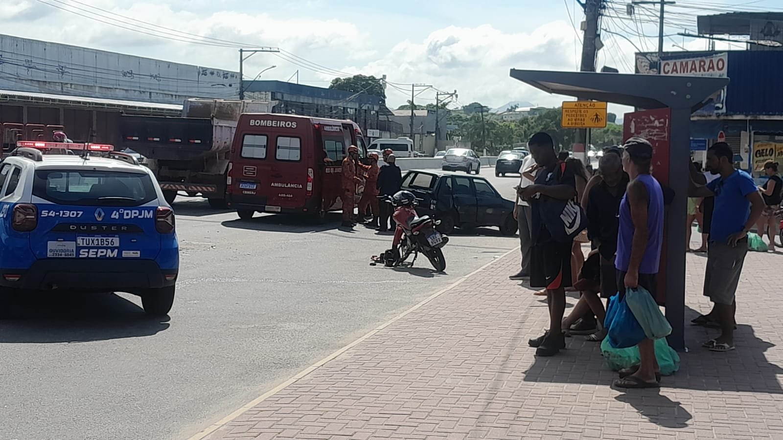 Acidente entre carro e moto provoca congestionamento na entrada de Sao Jose