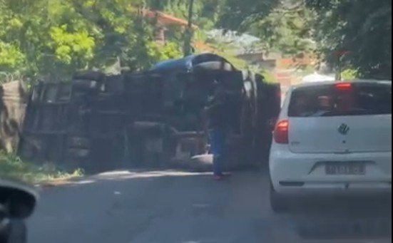 Maricá: Motorista desrespeita proibição e caminhão tomba na Serrinha 9 caminhao