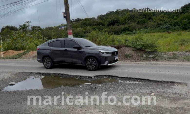 Maricá: Motoristas enfrentam perigo diário com buraco gigante no Caxito 9 Motoristas enfrentam perigo diario com buraco gigante no Caxito