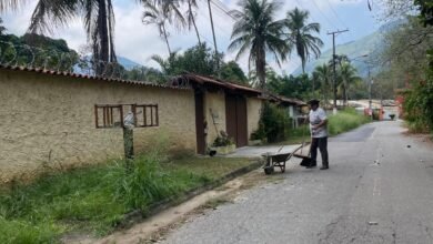 Maricá: Moradores estão pagando e limpando a própria rua; serviço de conservação deixa a desejar 8 morador limpa rua em marica e1775606280870