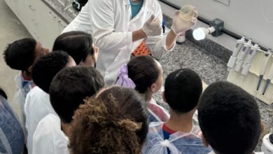 Cientista do Futuro Biofabrica de Marica recebe alunos e conecta ciencia escola e familia
