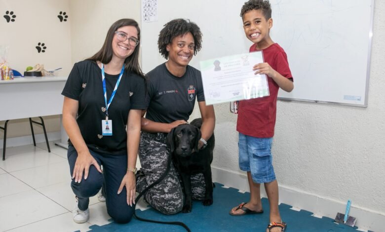 Terapia com cães beneficia pessoas com autismo em Maricá 10 Marica aposta em reabilitacao com caes e certifica pessoas com autismo assistidas pela rede municipal