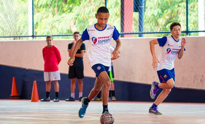 Maricá abre vagas gratuitas de futsal para jovens nas Arenas Flamengo e Mumbuca 8 Marica oferece aulas gratuitas de futsal para adolescentes nas arenas esportivas