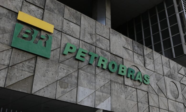 Petrobras desmente concurso com salários de até R$ 16 mil 14 Sede da Petrobras
