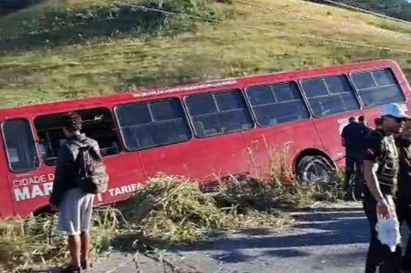 Ônibus “Vermelhinho” tomba após colisão com carro e deixa feridos na RJ-114, em Maricá 11 vermelhinho serra do lagarto