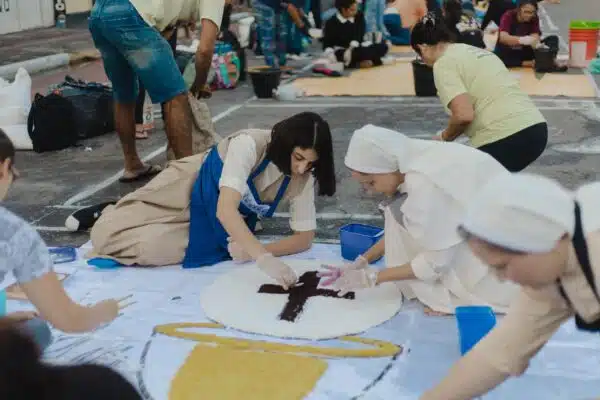 Centenas de fiéis participam das celebrações de Corpus Christi em Maricá 10 Corpus Christi reune centenas de fieis e colore ruas do Centro de Marica com tapetes de sal