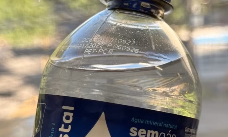 Água mineral entra em alerta após contaminação; saiba como identificar o lote e o que fazer 17 Garrafa de agua da marca Crystal