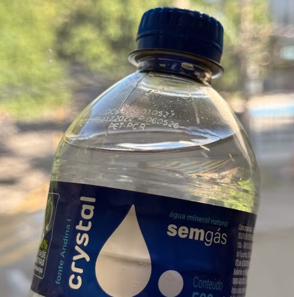 Garrafa de agua da marca Crystal