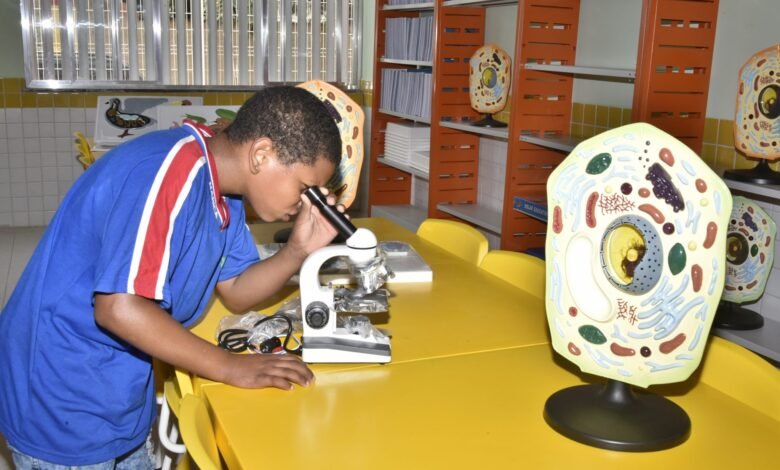 Maricá amplia ensino integral e define jornada mínima de sete horas nas escolas 20 Laboratorio de ciencias do CEPT Leonel Brizola
