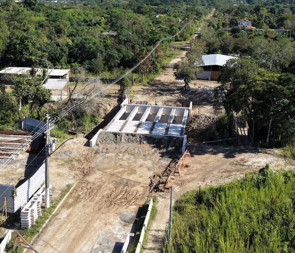 Maricá: Nova ponte avança com instalação das vigas e promete melhorar trânsito 1 Ponte chacaras inoa 2026 e1782304984606