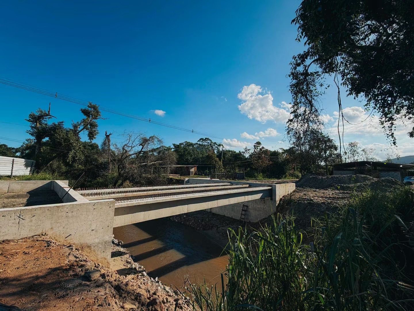 Maricá: Nova ponte avança com instalação das vigas e promete melhorar trânsito 2 obra ponte chacaras de inoa 2026