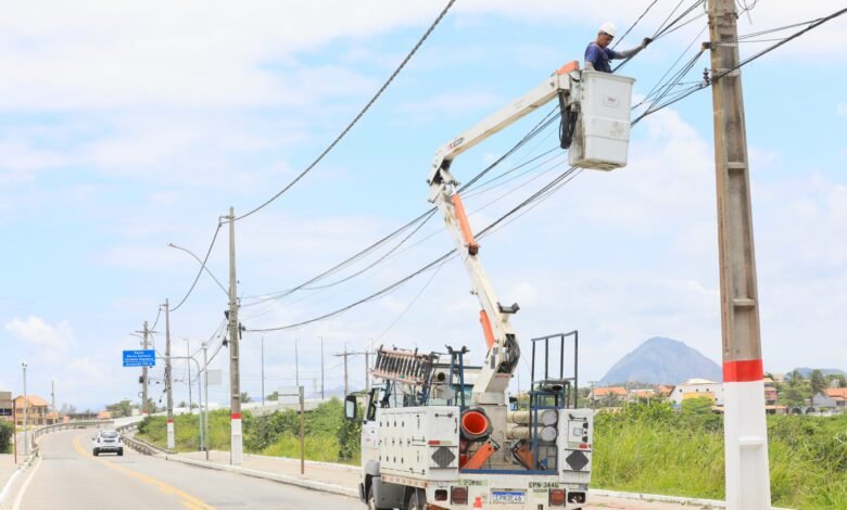 Operação de limpeza da rede aérea remove 15 toneladas de cabos em Maricá 14 remocao de cabos irregulares