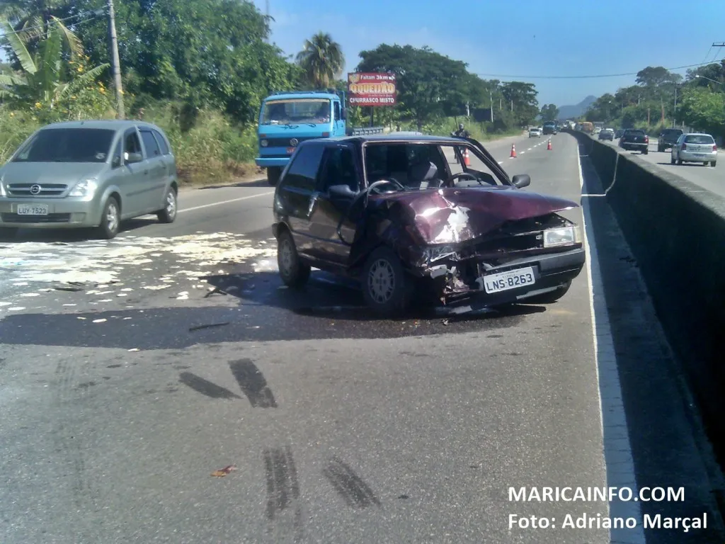 Colisão deixa trânsito em meia-pista na RJ106, em São José do Imbassaí 8 Colisão deixou o trânsito em meia pista no sentido Região dos Lagos. (Foto: Adriano Marçal | Maricá Info)