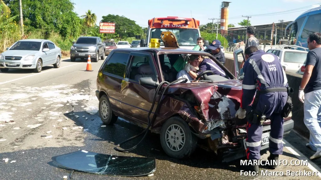 Colisão deixa trânsito em meia-pista na RJ106, em São José do Imbassaí 7 Motorista ficou ferido e foi encaminhado pelos médicos do SAMU para o HMCML. (Foto: Marco Bechkert | Maricá Info)