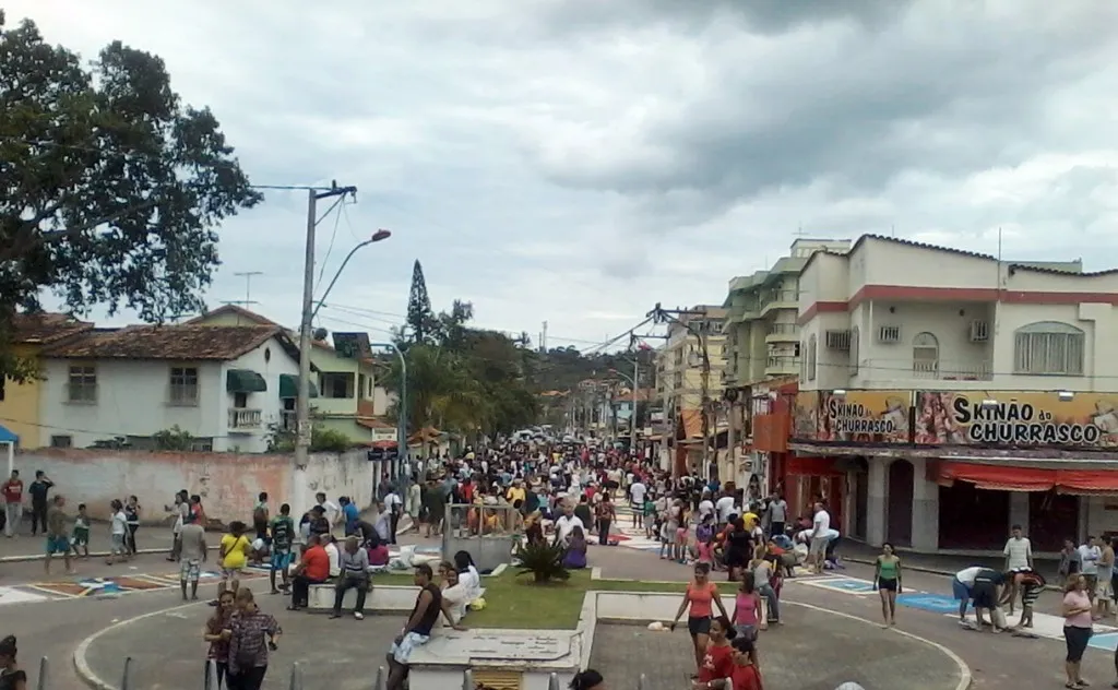 Centenas de fiéis montam tapetes de sal em Maricá 8 Mais de 500 fiéis fizeram parte da confecção dos tapetes que se tornou patrimônio público cultural e religioso da cidade. (Foto: Michelle Lima | Maricá Info)