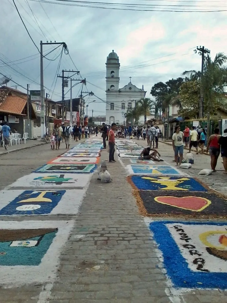 Centenas de fiéis montam tapetes de sal em Maricá 7 Centenas de fiéis confeccionaram o longo tapete de sal em Maricá. (Foto: Michelle Lima | Maricá Info)