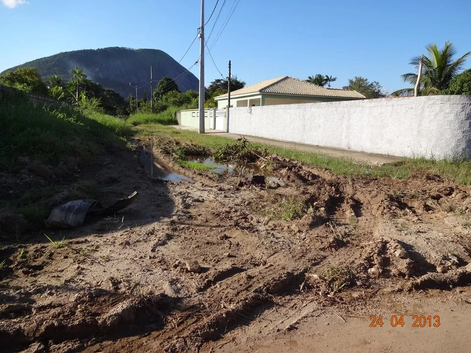 Moradores reclamam de ruas intransitáveis e coleta de lixo irregular em Itaipuaçu 10 Rua intransitável em Itaipuaçu. (Foto: Mariana Thomme | Internauta)