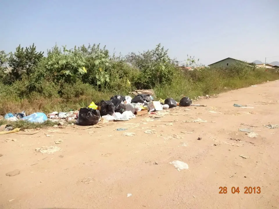 Moradores reclamam de ruas intransitáveis e coleta de lixo irregular em Itaipuaçu 11 Lixo acumulado em esquina em Itaipuaçu. (Foto: Mariana Thomme | Internauta)