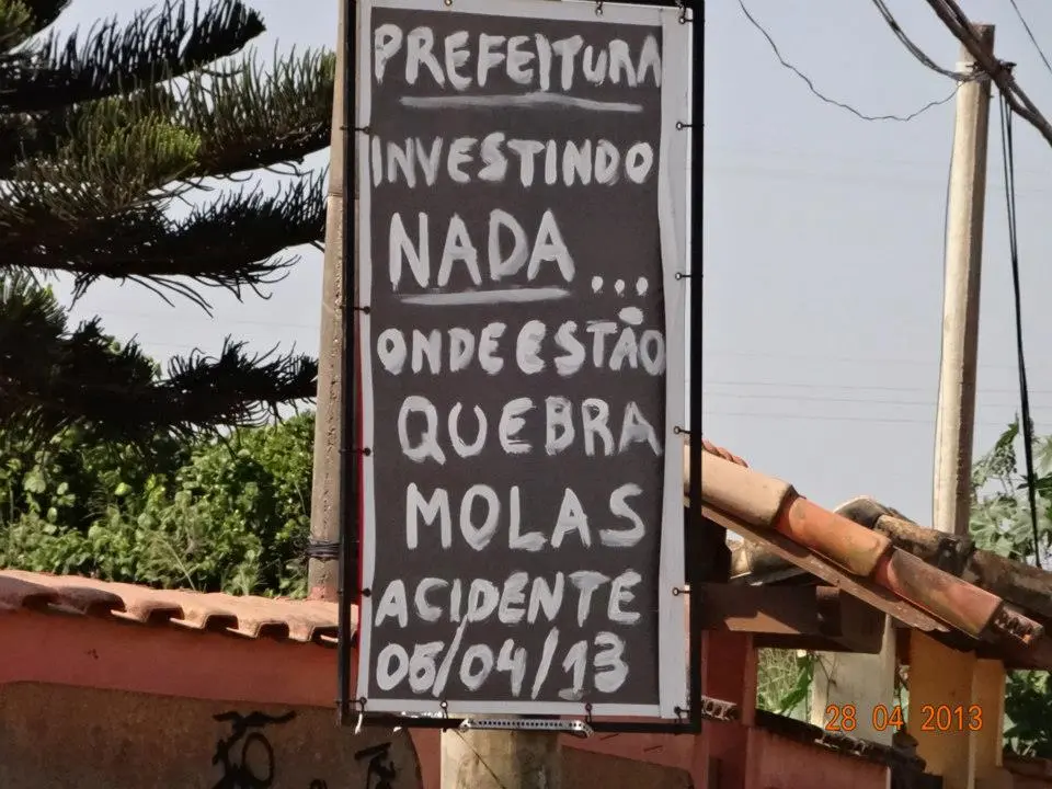 Moradores reclamam de ruas intransitáveis e coleta de lixo irregular em Itaipuaçu 12 Moradores revoltados invertem placa de obras em protesto. (Foto: Mariana Thomme | Internauta)