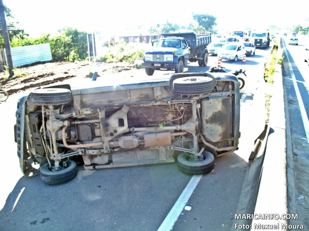 RJ106: Carro capota e deixa dois feridos em Maricá 9 Carro capotou e deixou dois feridos em Maricá. (Foto: Maxuel Moura | Maricá Info)
