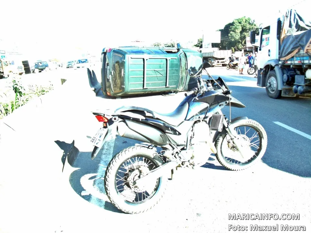 RJ106: Carro capota e deixa dois feridos em Maricá 10 Motociclista não conseguiu frear a tempo e atingiu veículo capotado. (Foto: Maxuel Moura | Maricá Info)