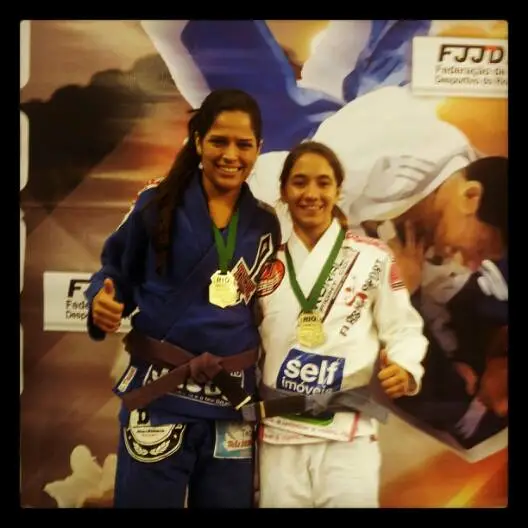 Atletas de Maricá conquistam Taça Rio de Jiu-Jitsu 8 Mariane Nunes e Mayssa Bastos (J.Court/GFTEAM Maricá-RJ).