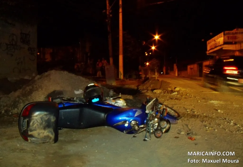 Acidente deixa motociclista ferido no Flamengo 8 Motociclista ficou ferido após cair no buraco de uma obra da prefeitura no Flamengo. (Foto: Maxuel Moura | Maricá Info)