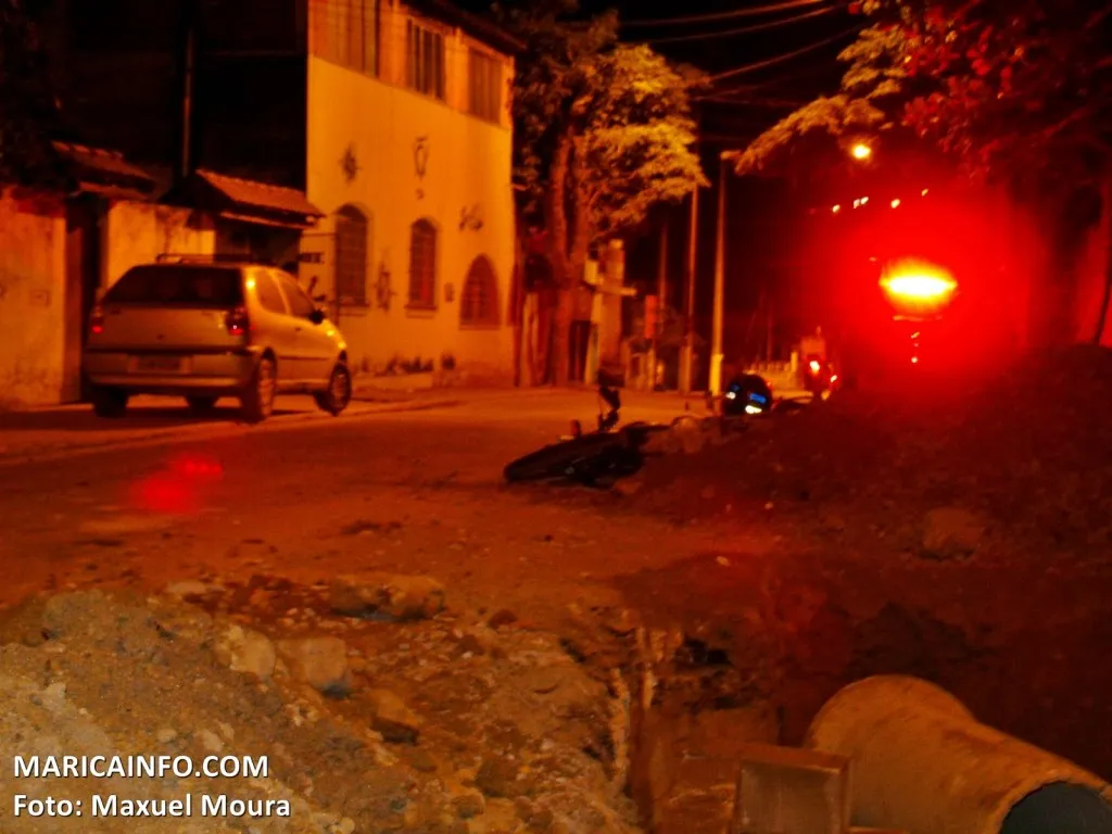 Acidente deixa motociclista ferido no Flamengo 9 Obra da prefeitura sem sinalização ocasionou o acidente que deixou um ferido no Flamengo, bairro de Maricá. (Foto: Maxuel Moura | Maricá Info)