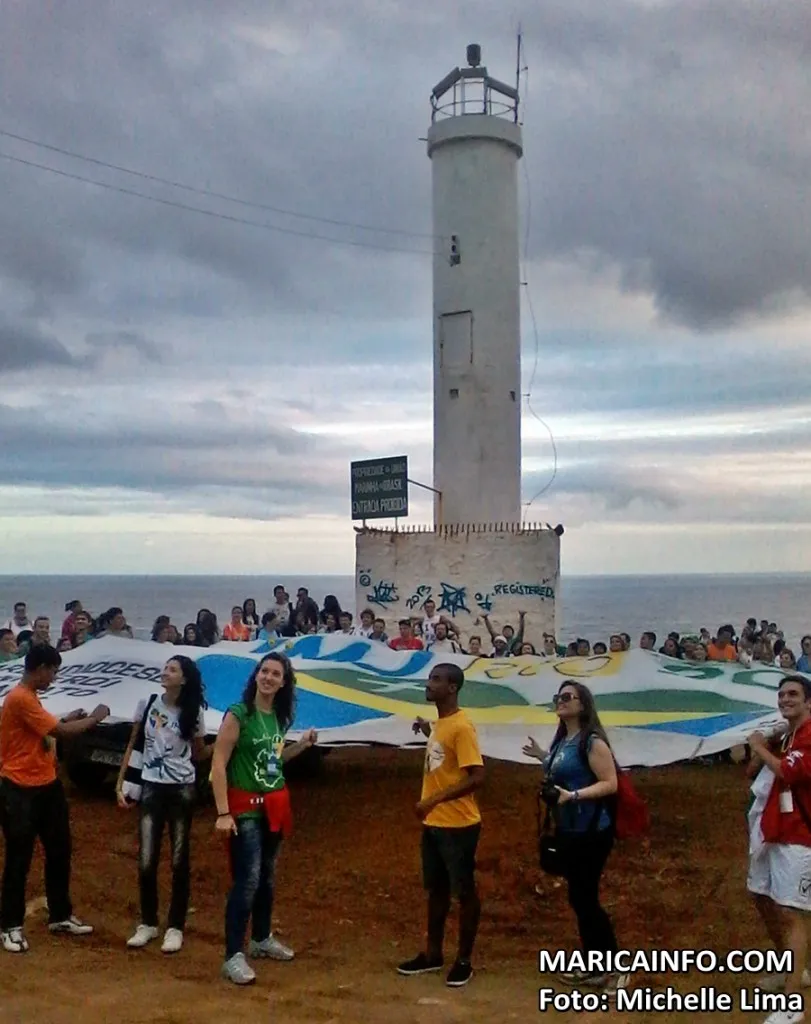 JMJ 2013: Peregrinos Italianos chegam à Maricá 10 Eles estenderam o bandeirão da JMJ 2013 no Farol de Ponta Negra. (Foto: Michelle Lima | Maricá Info)