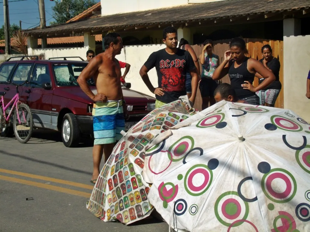 Idoso é atropelado e fica gravemente ferido em Cordeirinho 10 Populares colocaram guarda-sóis para proteger o idoso do sol. (Foto: João Henrique | Maricá Info)