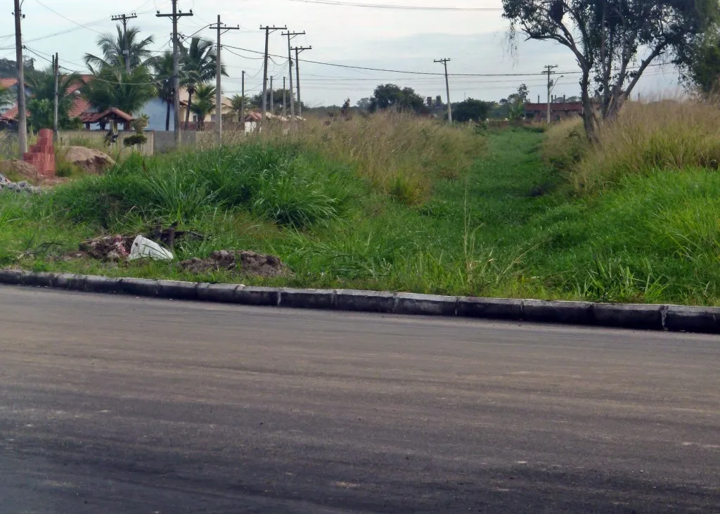 Maricá: Asfalto chega a mais dois bairros 6 Prefeitura colocou passagem de água para canal assoreado no Manu Manuela. (Foto: João Henrique | Maricá Info)