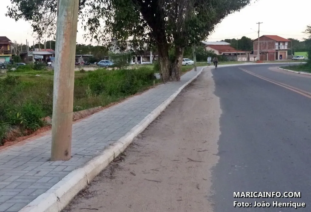 Cordeirinho: Obras chegam sem preparo e infraestrutura 6 Calçada estreita e com obstáculos arquitetônicos foi feita pela prefeitura. (Foto: João Henrique | Maricá Info)