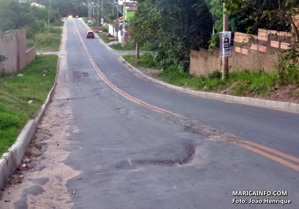 Cordeirinho: Obras chegam sem preparo e infraestrutura 7 Erosão sob o asfalto. Via devia ter recebido tubulação de águas pluviais antes da pavimentação. (Foto: João Henrique | Maricá Info)