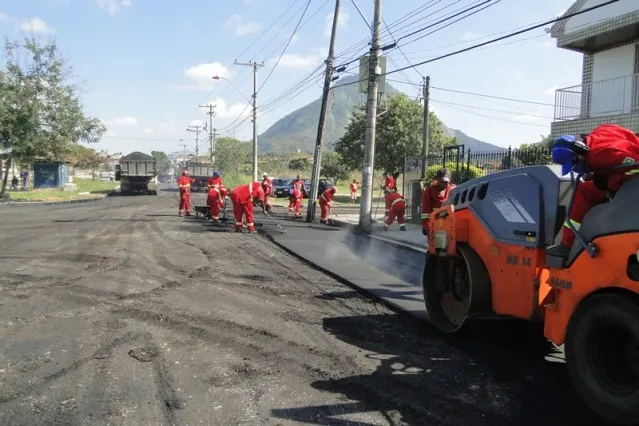 Prefeitura realiza obras de asfaltamento em São José e no Flamengo 9 Funcionários da prefeitura trabalham no asfaltamento próximo à Lonart. (foto: divulgação)