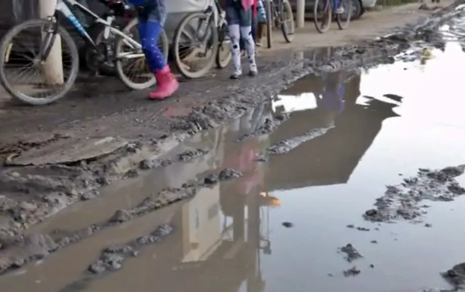 Inoã: Moradores indignados com o descaso 6 Esgoto invade a rua e a calçada, causando riscos de saúde para a população. (Imagem: Marco Bechkert | Maricá Info)