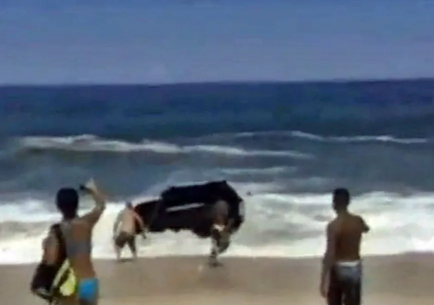 Maricá: Motorista perde controle e veículo é engolido pelo mar em Itaipuaçu 8 Motorista e carona abandonaram o veículo no mar de Itaipuaçu. (Foto: Josie Carla Paes)