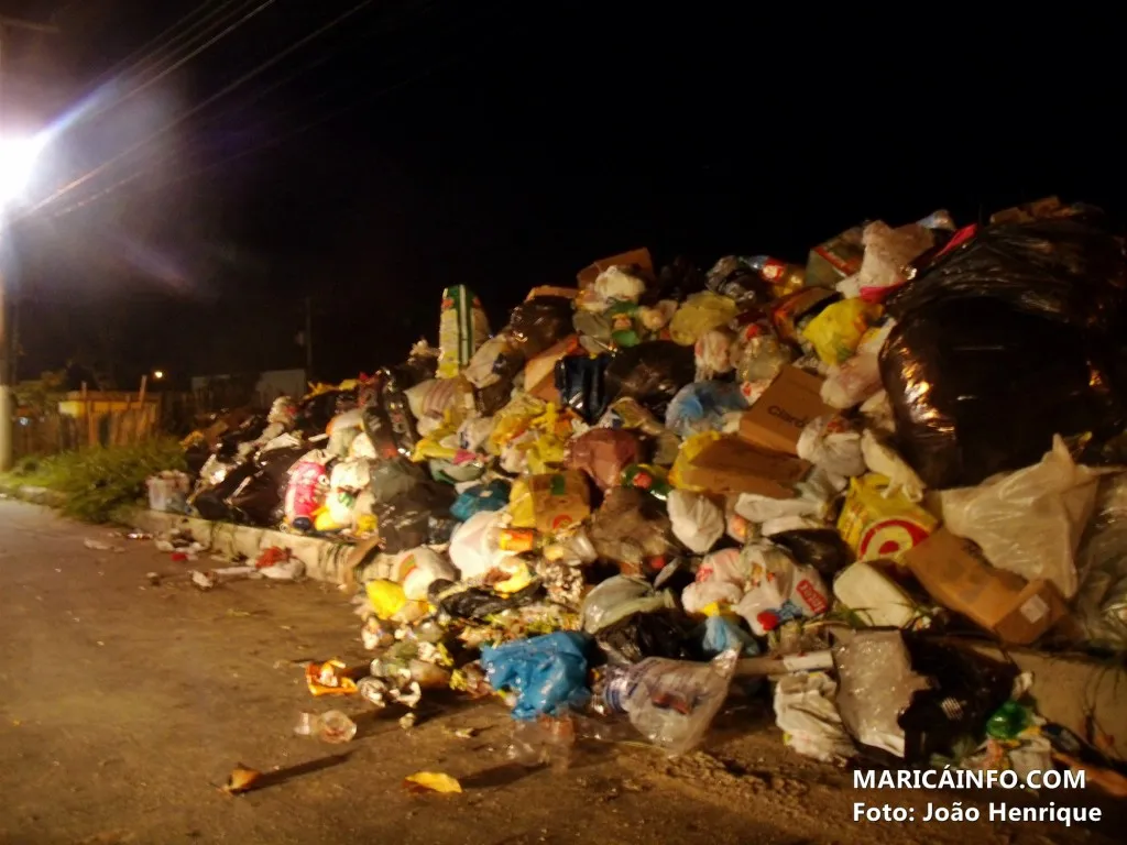 Lixão ao lado de praça leva perigo a moradores no Manu Manuela 7 Lixão incomoda moradores do Manu Manuela Village. (Foto: João Henrique | Maricá Info)