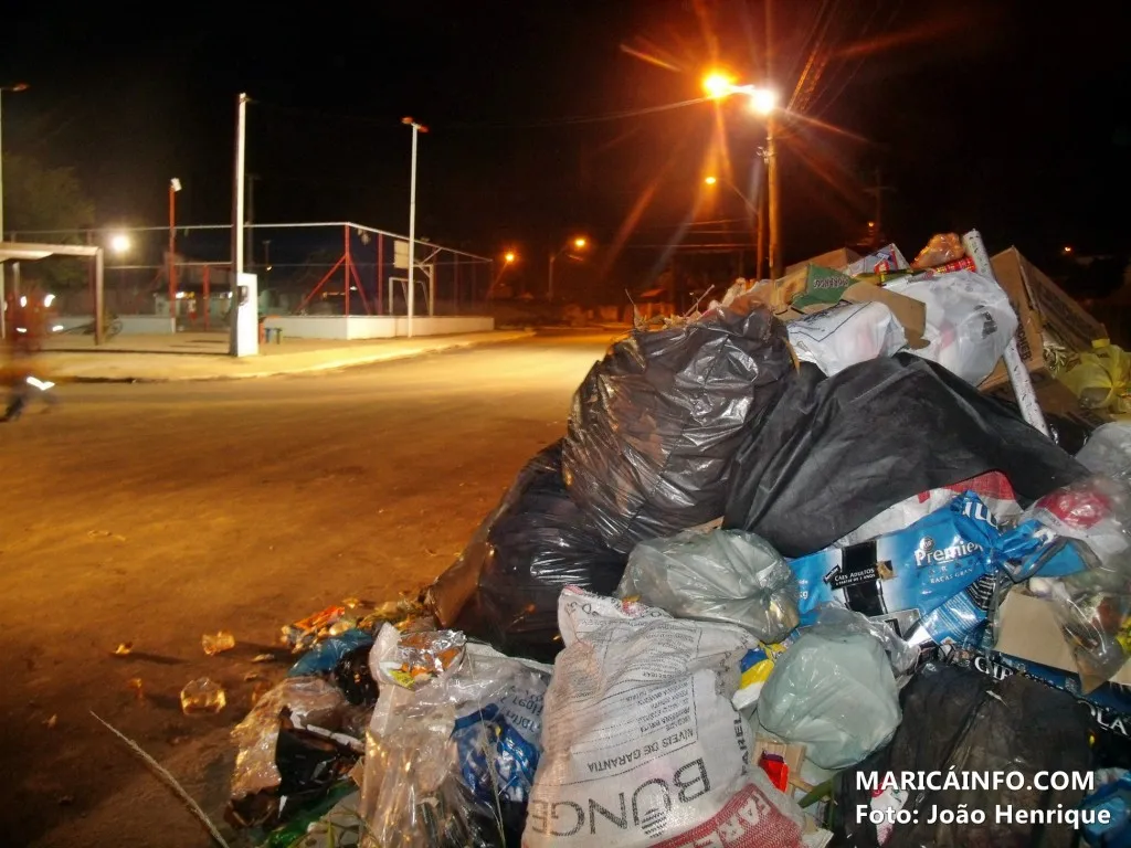 Lixão ao lado de praça leva perigo a moradores no Manu Manuela 6 Lixão foi colocado pela empresa Kat Ambiental, responsável pela coleta de lixo em Maricá. (Foto: João Henrique | Maricá Info)