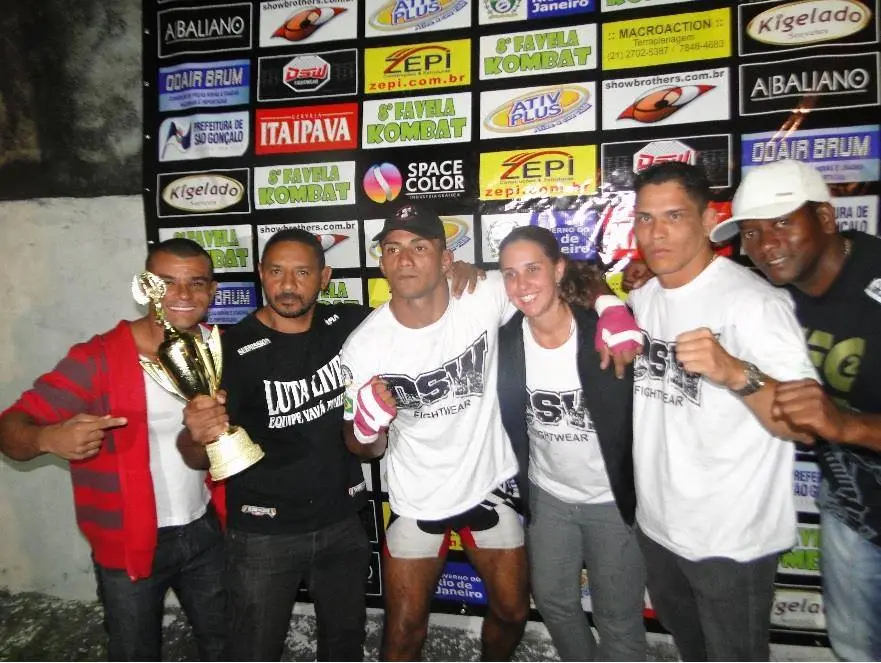 Maricá tem campeão do MMA 8 Paulo César Índio venceu o seu oponente e trouxe o troféu pra Maricá. (Foto: Reginaldo Souza)