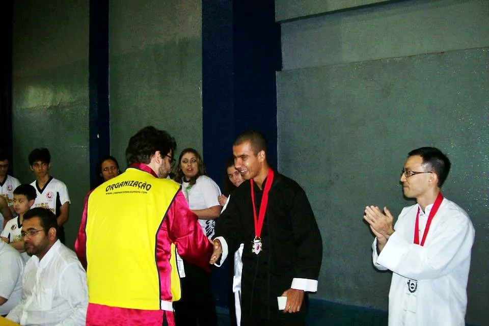 Atleta de Maricá vence campeonato internacional em São Paulo 7 Atleta recebe medalha de campeão internacional de Tai Chi Chuan. (Foto: Divulgação)