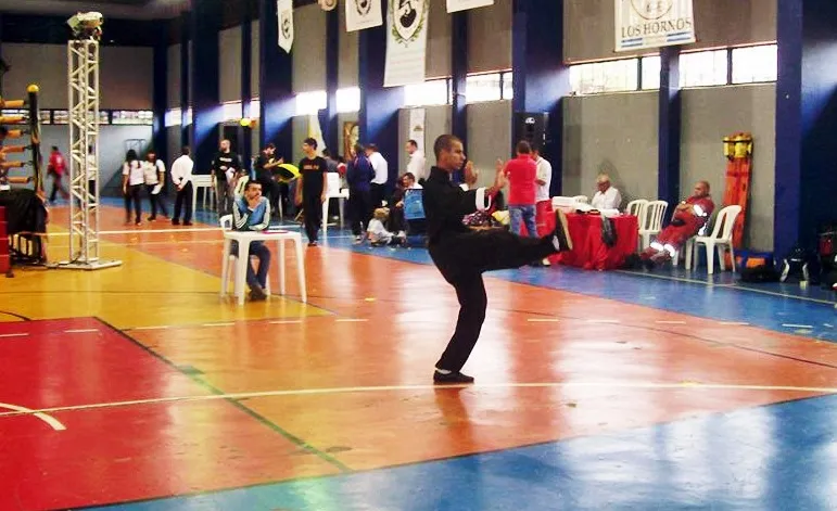 Atleta de Maricá vence campeonato internacional em São Paulo 8 Diego se apresenta para os jurados no campeonato internacional de Kung-Fu. (Foto: Divulgação)