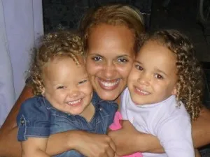 Ação beneficente para ajudar ex-rainha do Carnaval será realizada em Maricá 10 Flavia, que já foi rainha do carnaval de Maricá, tem duas filhas e precisa da cirurgia, que custa R$250 mil.