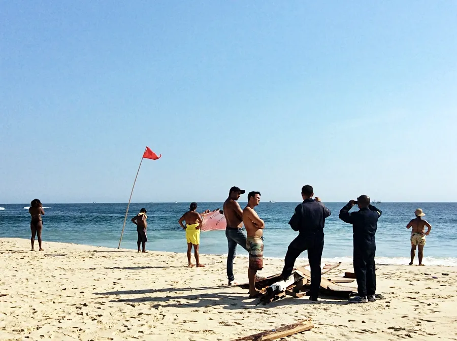 Praia de Ponta Negra, em Maricá, é interditada para banho 10 Militares da Marinha do Brasil acompanham embarcação que naufragou na Praia de Ponta Negra, em Maricá. (fotos: João Henrique | Maricá Info)