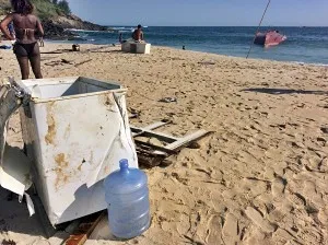 Praia de Ponta Negra, em Maricá, é interditada para banho 9 Objetos estão espalhados na areia da praia da Ponta da Galeta, em Ponta Negra (Maricá). (fotos: João Henrique | Maricá Info)