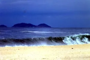 Maricá: Frente fria chega e deixa o tempo chuvoso 9 Ondas de até 2,5 metros atingem as praias de Maricá. (fotos: João Henrique | Maricá Info)