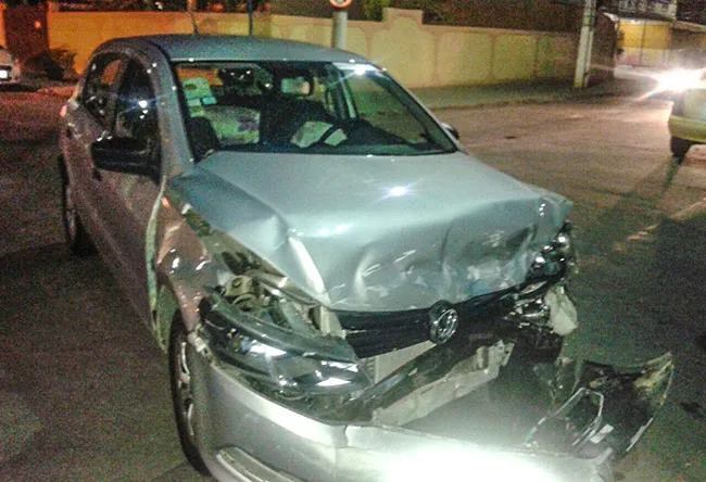 Colisão entre dois carros no Centro de Maricá 10 Veículo não respeitou a sinalização e colidiu contra um Saveiro durante a madrugada. (foto: Mauro Luis / Maricá Info)