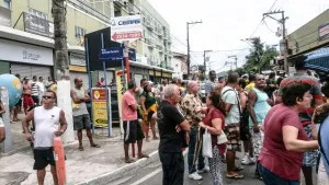 Ampla restabelece fornecimento de energia em Niterói, Maricá e São Gonçalo 10 Protesto realizado no Centro de Maricá reuniu mais de 50 pessoas. (foto: Lucas Marins)